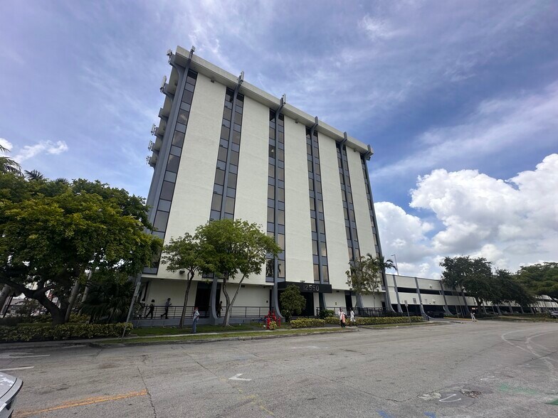 More Photos Of 12550 Biscayne Blvd, North Miami Medical For Lease