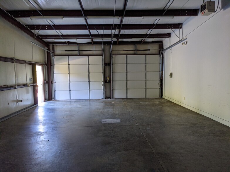 More Photos Of 359 Enterprise Dr, Valdosta Light Distribution For Lease