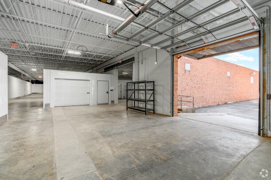 More Photos Of 900 Pressley Rd, Charlotte Warehouse For Lease