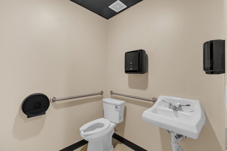 More Photos Of 1125 Cypress Station Dr, Houston Medical For Lease