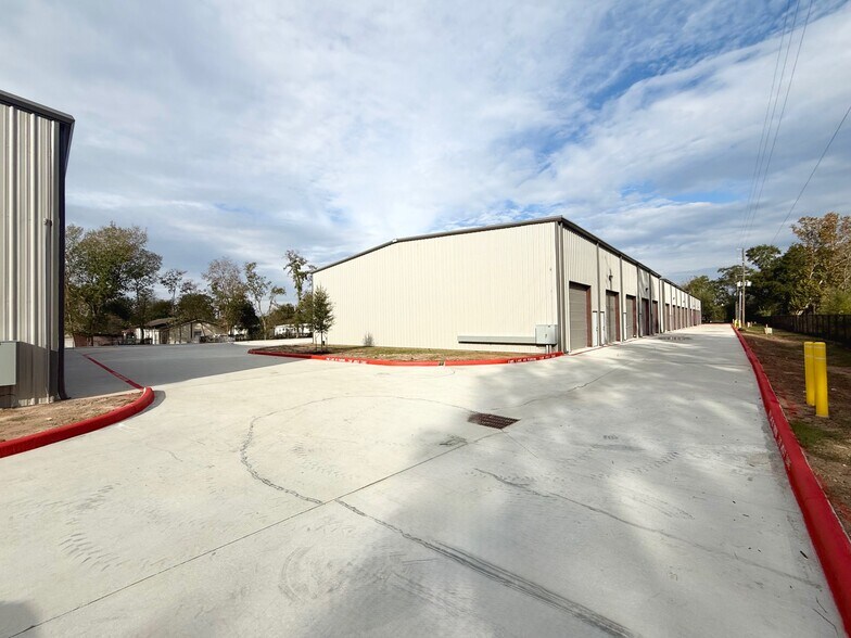 More Photos Of 837 Santa Fe St, Conroe Industrial For Lease