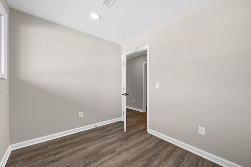 More Photos Of 1400 Dover Rd, Clarksville Showroom For Lease