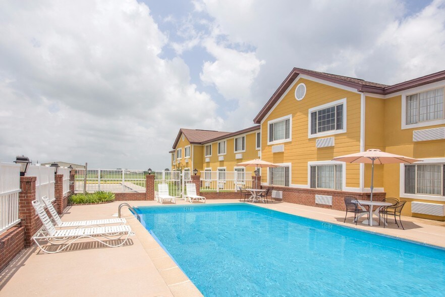 More Photos Of 912 US Highway 65/82 South, Lake Village Hotel For Sale