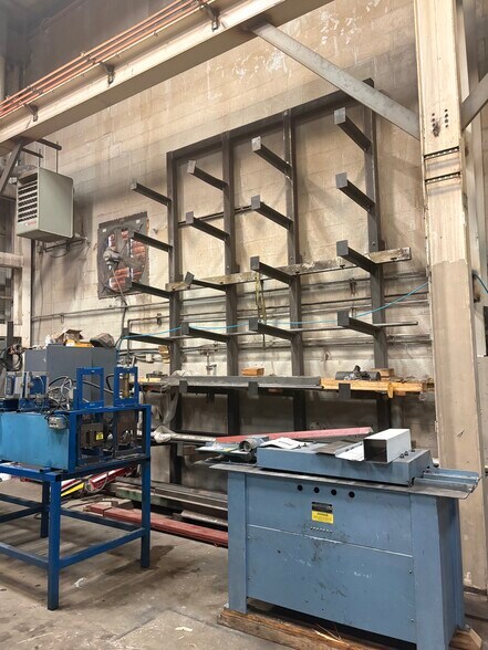 More Photos Of 4106-4112 S Commerce Dr, Murray Light Manufacturing For Lease