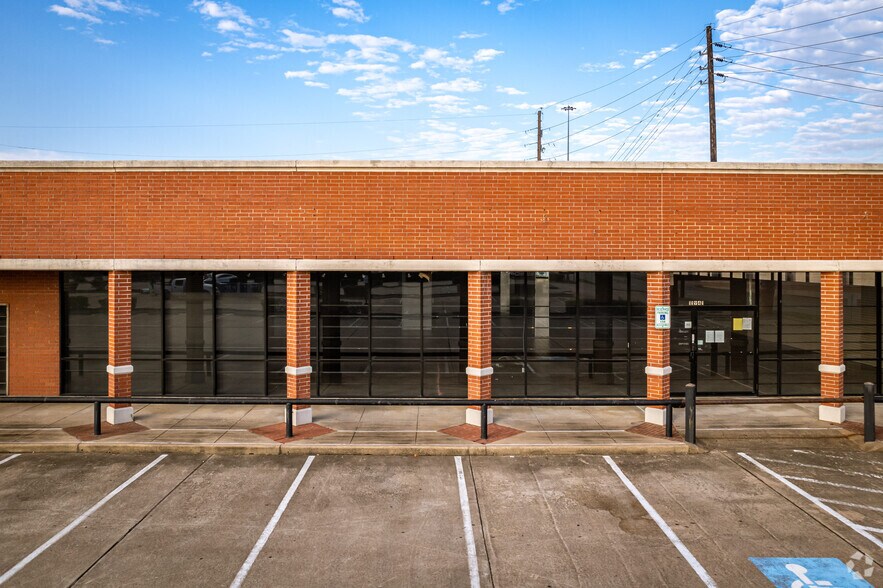 More Photos Of 11925 Southwest Fwy, Stafford Unknown For Lease