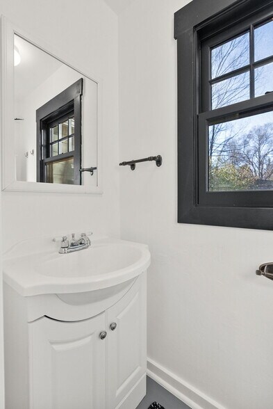 More Photos Of 15 NW Franklin Ave, Bend Office For Sale