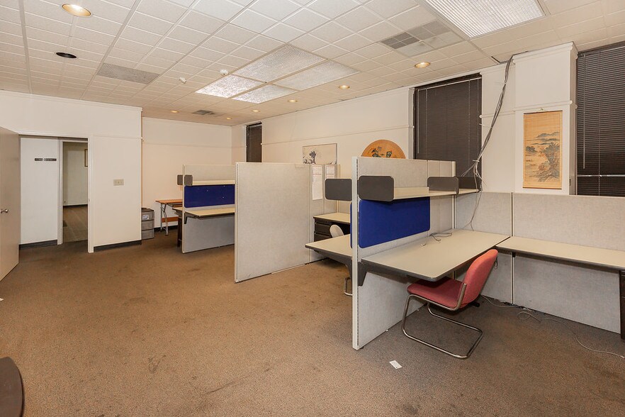 More Photos Of 8901 Washington St, Kansas City Showroom For Sale