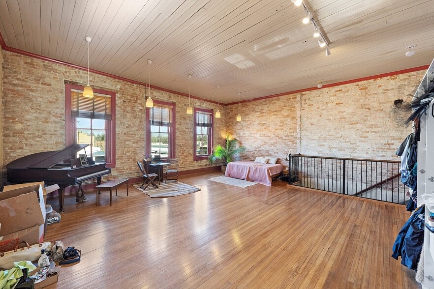 More Photos Of 709 Chestnut St, Bastrop Storefront Retail Residential For Sale