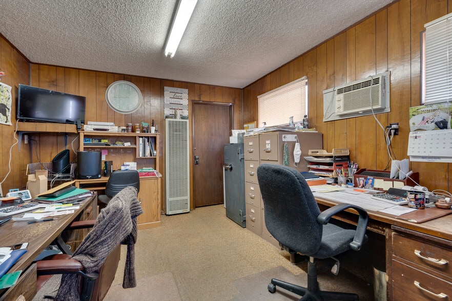 More Photos Of 404 Navajo Blvd, Holbrook Service Station For Sale