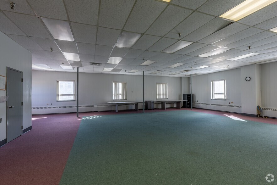 More Photos Of 40 Mulberry St, Middletown Flex For Sale