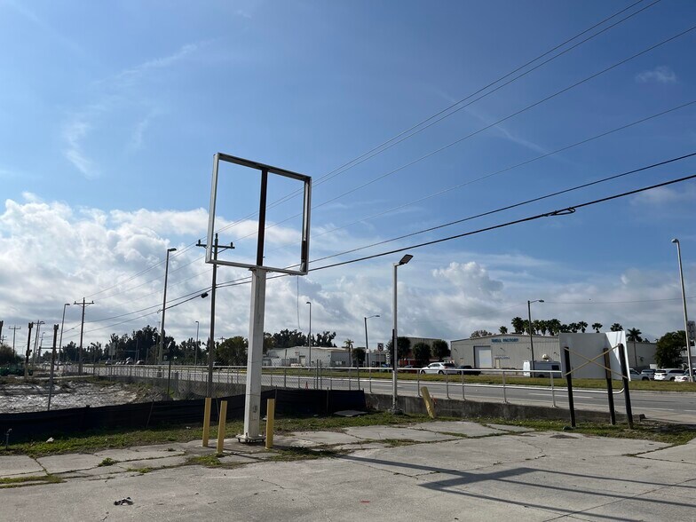 More Photos Of 2790 N Tamiami Trl, North Fort Myers Convenience Store For Sale