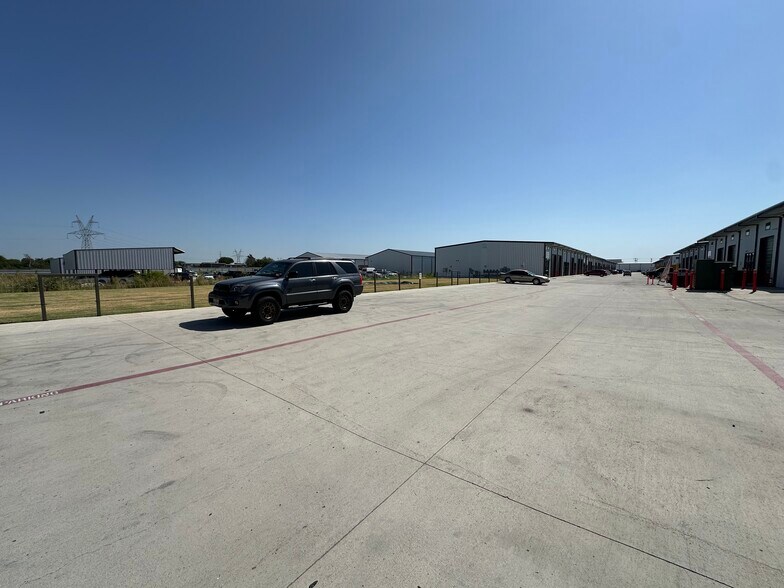 More Photos Of 13055 Harmon Rd, Fort Worth Warehouse For Lease
