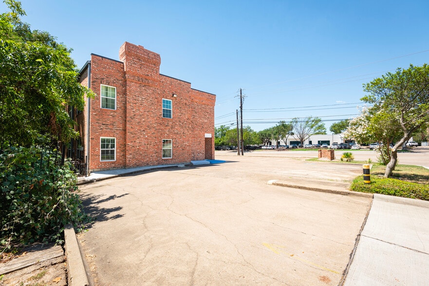 More Photos Of 9638 Greenville Ave, Dallas Office For Lease
