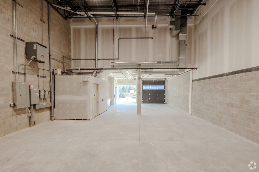 More Photos Of 585 Hanlon Creek Blvd, Guelph Showroom For Lease