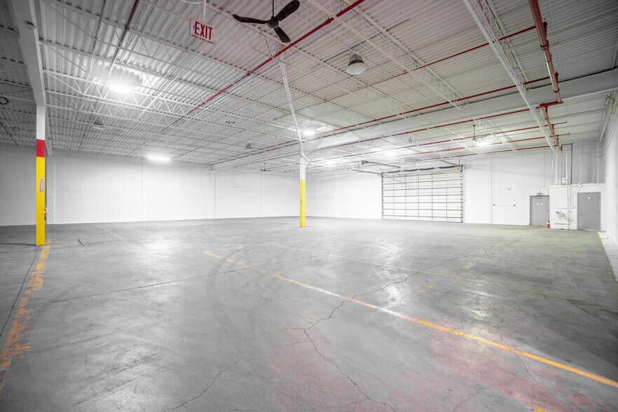 More Photos Of 4609-4801 W Woolworth Ave, Milwaukee Warehouse For Lease
