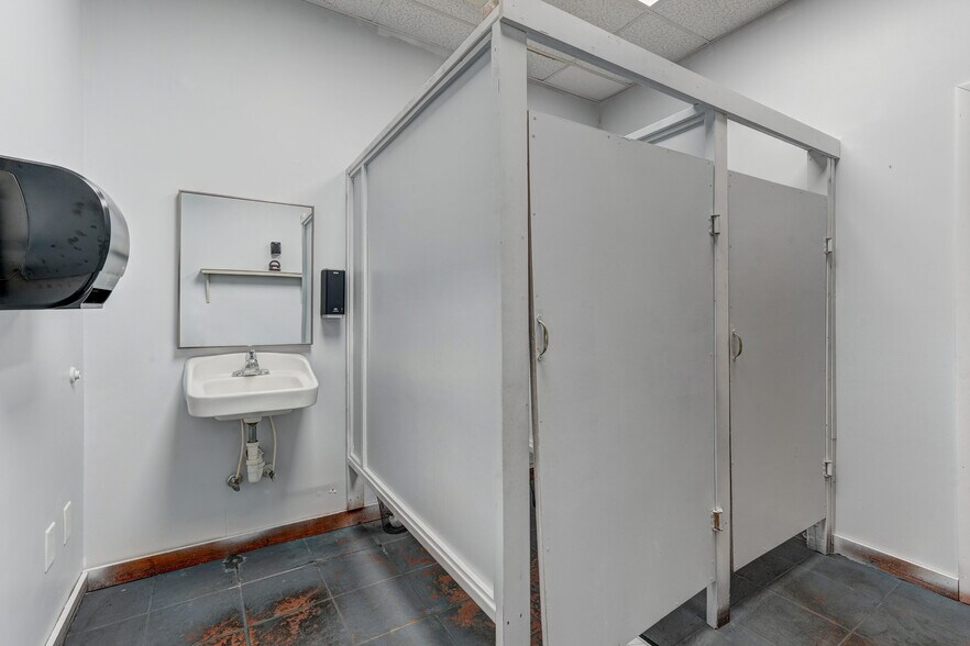 More Photos Of 247 W Kings Hwy, Eden Storefront Retail Office For Sale