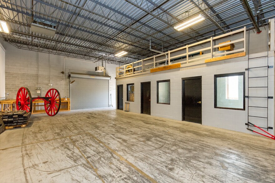 More Photos Of 1017 E 7th St N, Newton Office For Sale