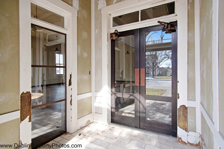 More Photos Of 50 W Olentangy St, Powell General Retail For Sale