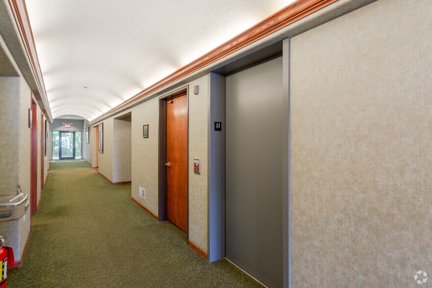 More Photos Of 1035 W Glen Oaks Ln, Mequon Medical For Lease