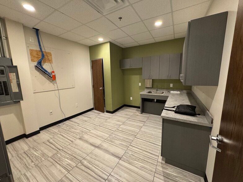 More Photos Of 3050 S Center St, Arlington Medical For Lease