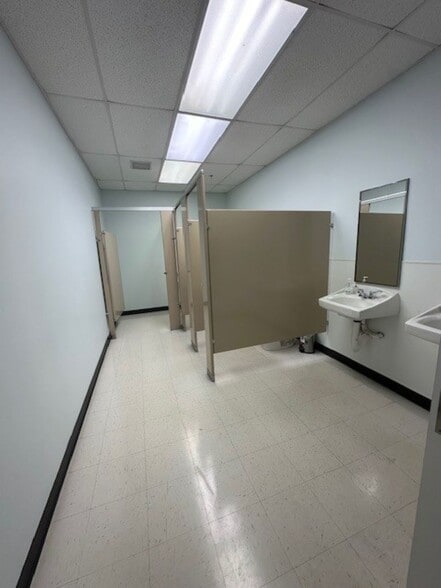 More Photos Of 4170 Lafayette Center Dr, Chantilly Light Distribution For Lease