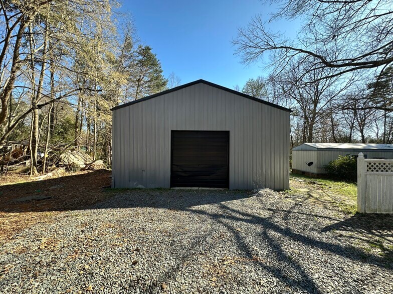 More Photos Of 132 2nd Ave, New London Warehouse For Lease