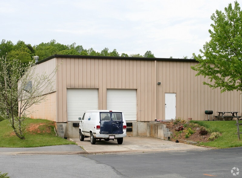 More Photos Of 340 Forum Pky, Rural Hall Manufacturing For Lease