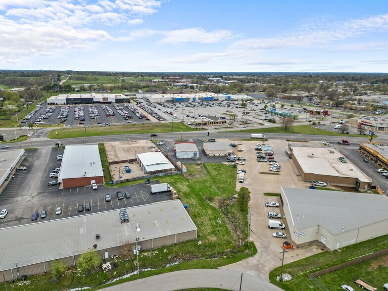 More Photos Of 2103 S Thompson St, Springdale Freestanding For Sale