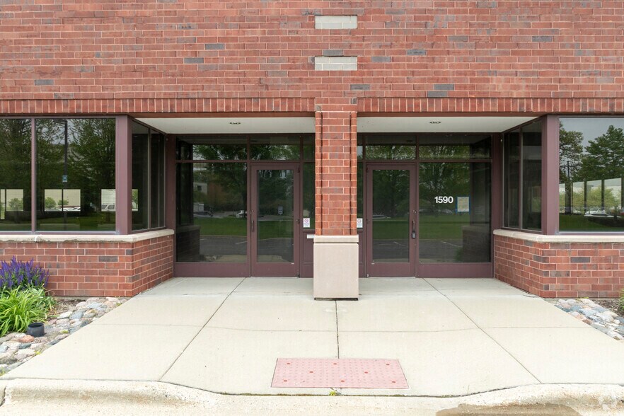 More Photos Of 1580-1598 S Lakeside Dr & Bur Wood Dr, Waukegan Warehouse For Sale