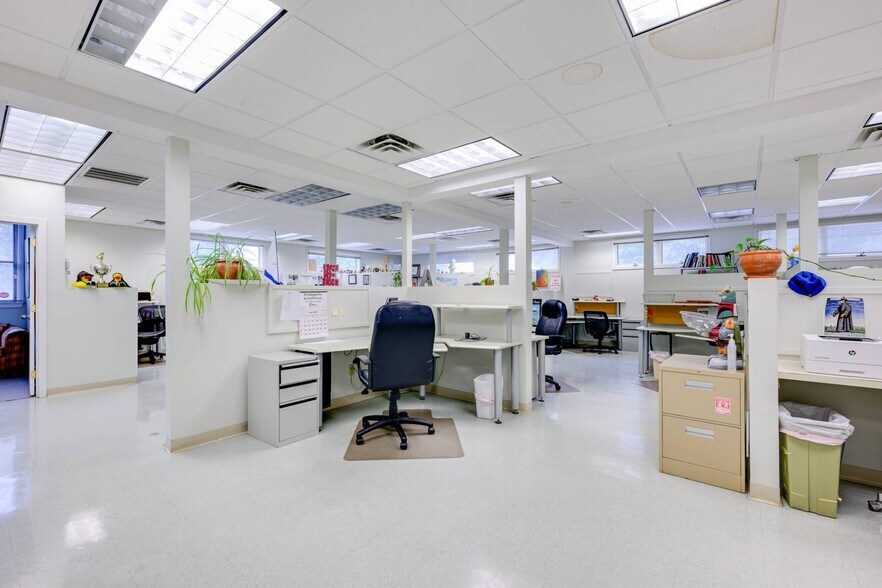 More Photos Of 135 Windmill Ln, Southampton Office For Sale