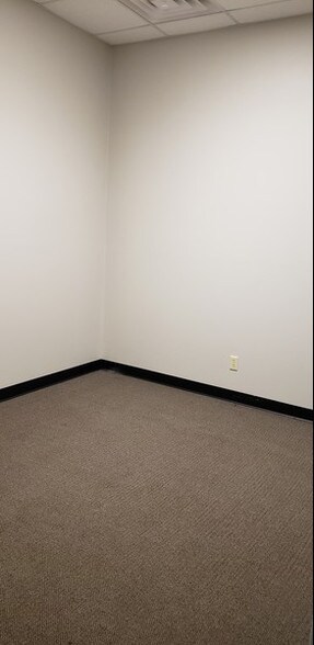 More Photos Of 5146 N 23rd St, Ozark Warehouse For Lease