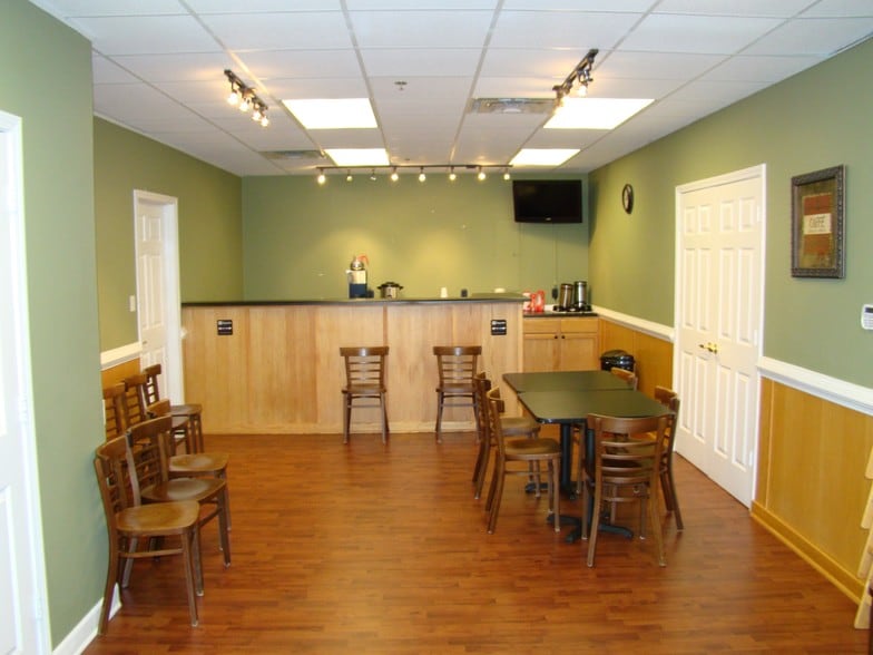 More Photos Of 9876 Main St, Woodstock Flex For Sale