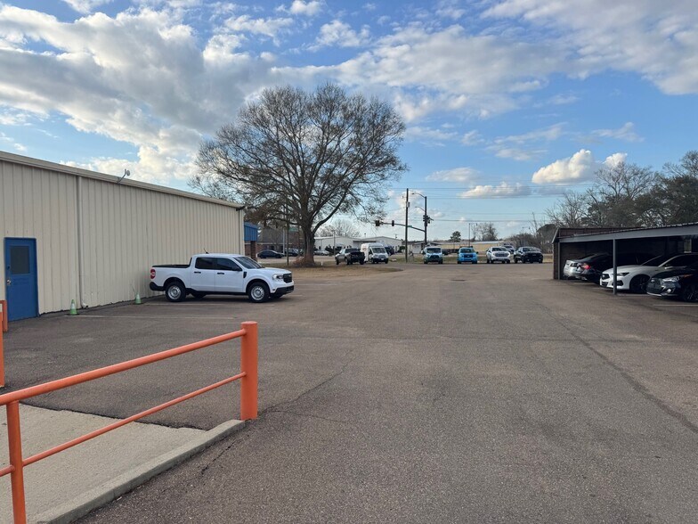 More Photos Of 2700 Flowood Dr, Flowood Flex For Lease