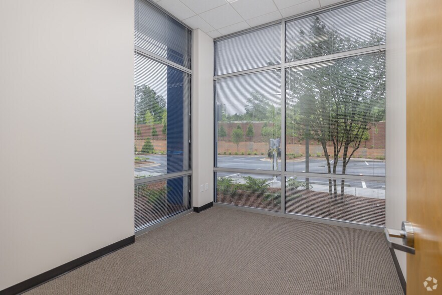 More Photos Of 7995 Bowen Road, Palmetto Distribution For Lease