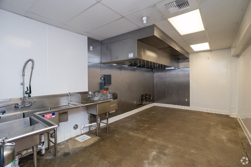 More Photos Of 615 N Western Ave, Los Angeles Storefront For Lease