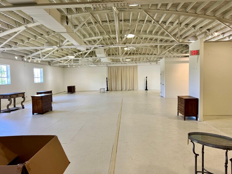 More Photos Of 100 N Centennial Dr, High Point Showroom For Lease