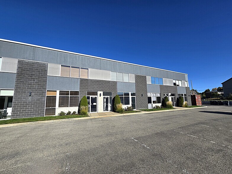 More Photos Of 557-577 Boul du Curé-Boivin, Boisbriand Warehouse For Sale