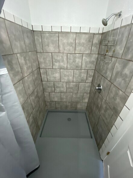 More Photos Of 1901 Clark Ave, Wellsville Hotel For Sale