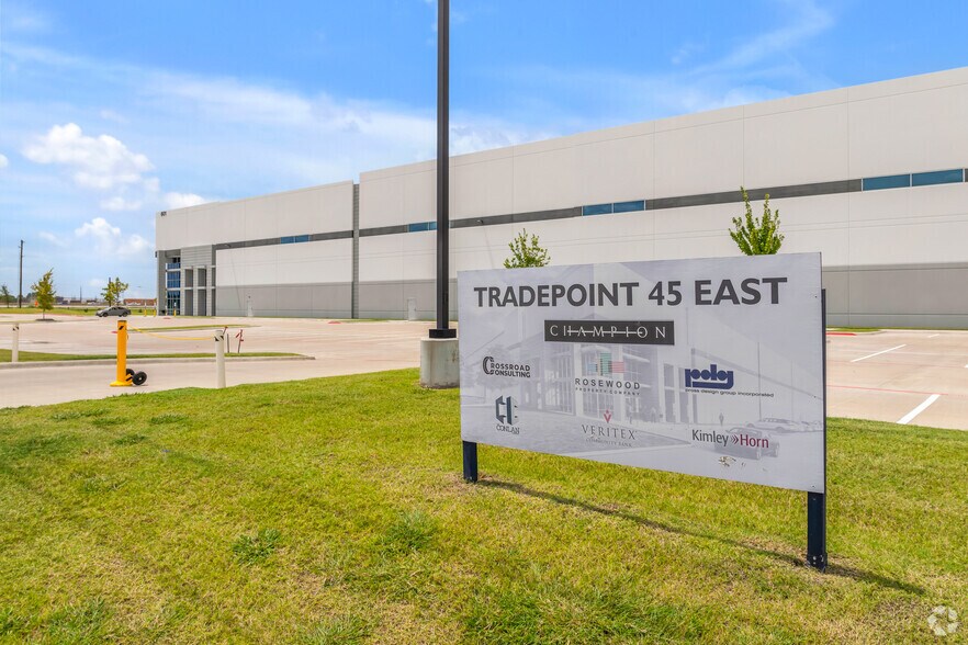 More Photos Of 601 Distribution Dr, Wilmer Distribution For Lease