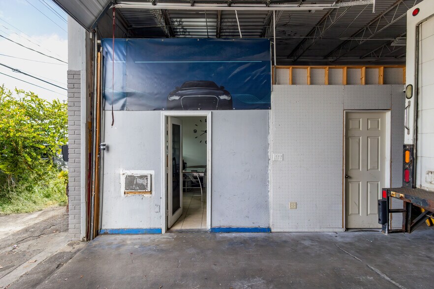 More Photos Of 526-528 S Dixie Hwy E, Pompano Beach Service For Sale