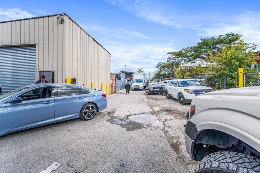 More Photos Of 75 Windsor Ave, Mineola Warehouse For Sale