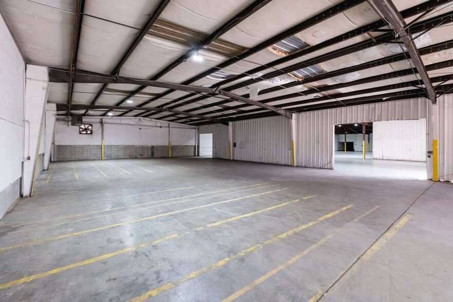 More Photos Of 3201 S Elm St, Little Rock Warehouse For Lease