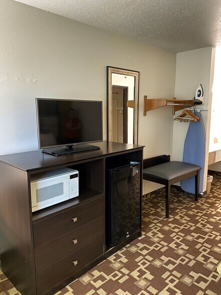 More Photos Of 2000 1st St W, Independence Hotel For Sale