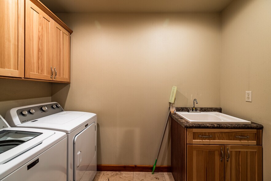 More Photos Of 1613 Chase St, La Crosse Showroom For Sale