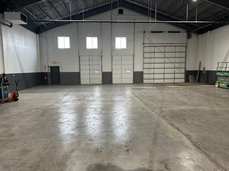 More Photos Of 902 Grace st, Elgin Industrial For Lease
