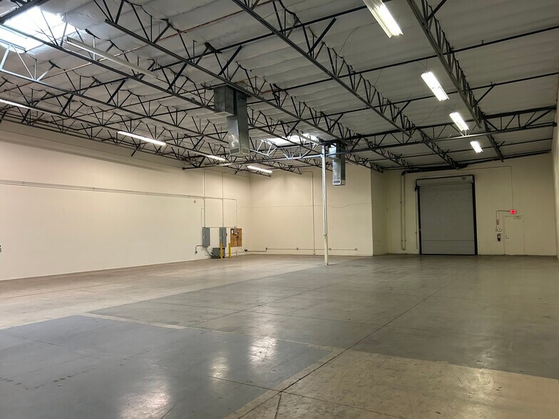 More Photos Of 28920 Avenue Penn, Valencia Warehouse For Lease