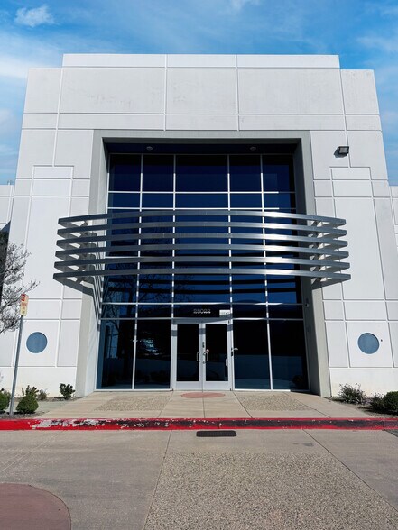More Photos Of 28022 Industry Dr, Valencia Warehouse For Lease