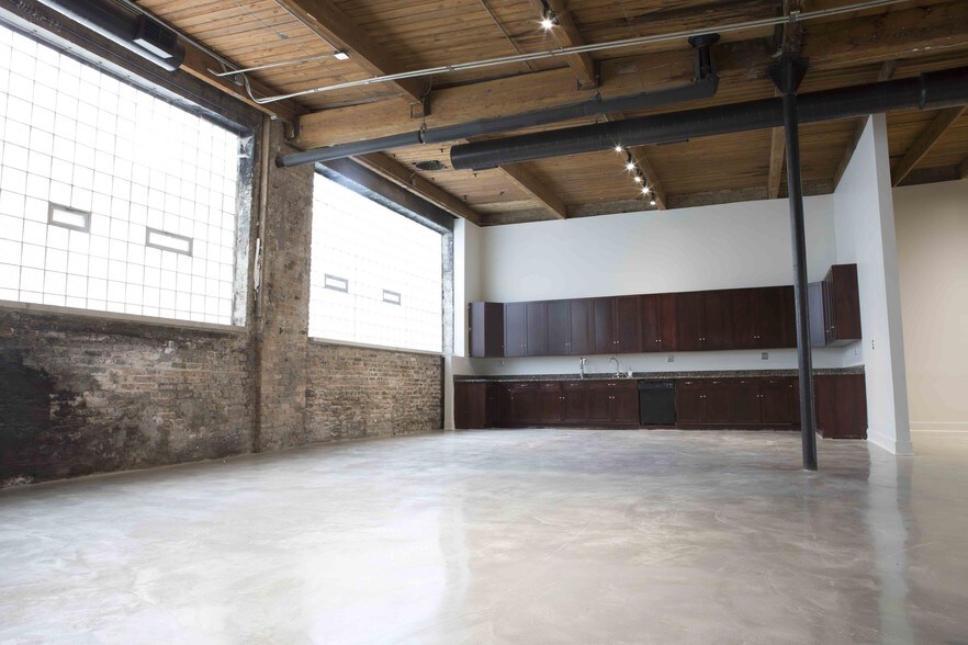 More Photos Of 309-319 N Justine St, Chicago Showroom For Lease