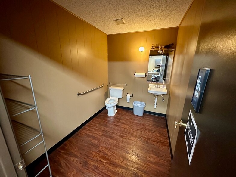 More Photos Of 1010 Zanderson Ave, Jourdanton Office For Lease