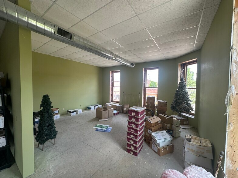 More Photos Of 731 12th St, Belle Plaine General Retail For Sale